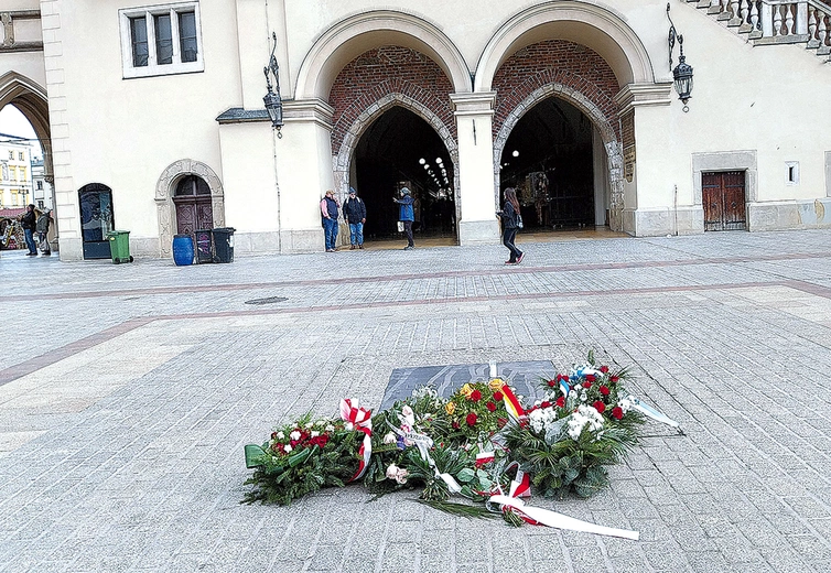 Pamiątkowa tablica na krakowskim Rynku Głównym przypomina, że w tej jego części, niedaleko ratusza, król Zygmunt I Stary przyjmował pięć wieków temu przysięgę lenną od margrabiego.
