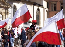 Po Mszy św. w katedrze  na wzgórzu wawelskim uformował się pochód, który Drogą Królewską przeszedł  na pl. Matejki.
