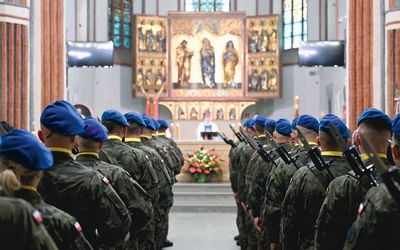 W nawie głównej podczas  całej Mszy św. obecna była kompania honorowa.