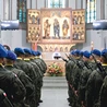 W nawie głównej podczas  całej Mszy św. obecna była kompania honorowa.