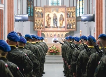 W nawie głównej podczas  całej Mszy św. obecna była kompania honorowa.