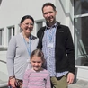 Edyta i Jakub cieszą się z udziału w rekolekcjach.