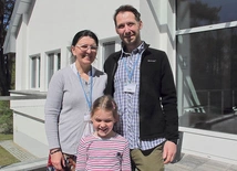 Edyta i Jakub cieszą się z udziału w rekolekcjach.