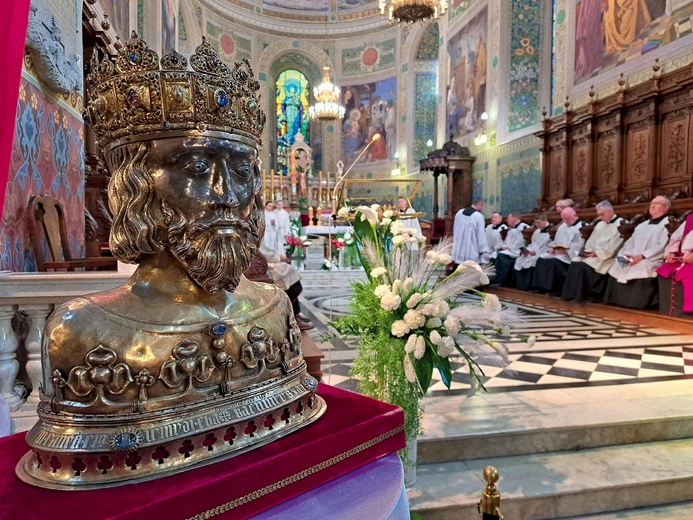 Uroczystym nieszporom towarzyszył relikwiarz świętego  – patrona Płocka,  kapituły katedralnej i parafii  na Tumskim Wzgórzu.