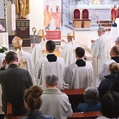 Po końcowym błogosławieństwie  biskupi przeszli  przed portret Ojca Świętego. Tam zaśpiewane zostały  „Regina caeli" oraz „Niech aniołowie zaprowadzą cię do raju”. 