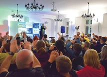 Koncert zgromadził słuchaczy w różnym wieku – od dzieci po seniorów.