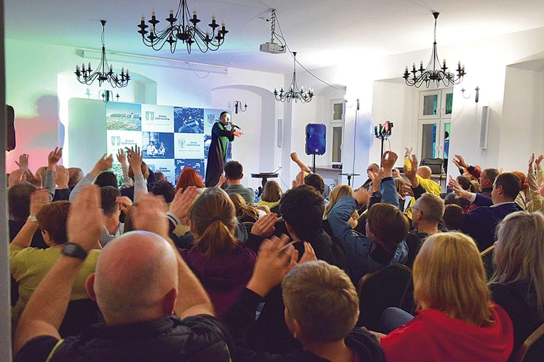 Koncert zgromadził słuchaczy w różnym wieku – od dzieci po seniorów.