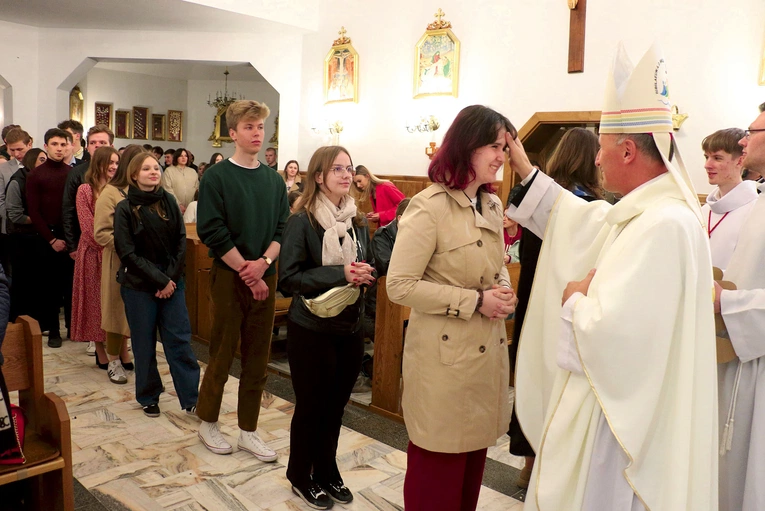 Młodzi podchodzili do biskupa radomskiego, który kreślił  na ich czołach znak krzyża.