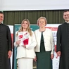 Agata Siedlecka będzie reprezentowała diecezję radomską  w Ogólnopolskim Koncercie Pieśni Patriotycznej „Śpiewam mojej Ojczyźnie”. Na zdjęciu z Teresą Połeć i diecezjalnymi asystentami kościelnymi ks. Andrzejem Jędrzejewskim (z prawej) i ks. Grzegorzem Wójcikiem. 