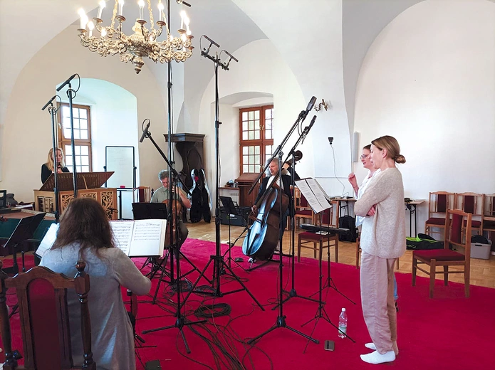 Do nagrań zaangażowano ośmioosobowy skład zespołu Il Vento,  specjalizującego się w wykonawstwie muzyki dawnej.