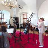 Do nagrań zaangażowano ośmioosobowy skład zespołu Il Vento,  specjalizującego się w wykonawstwie muzyki dawnej.