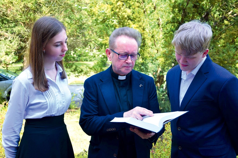 Ks. Kucharski z M. Pawłowską i D. Moczarskim.