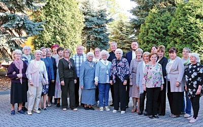 Wolontariusze  z ks. Markiem Dziewieckim,  który raz w miesiącu prowadzi  dla nich spotkania formacyjne, i ks. Karolem Piłatem.