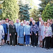 Wolontariusze  z ks. Markiem Dziewieckim,  który raz w miesiącu prowadzi  dla nich spotkania formacyjne, i ks. Karolem Piłatem.