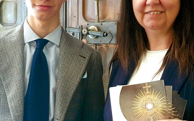 Mama z synem – Joanna i Olaf Pniewscy z Gniezna. Chłopak jest najmłodszym koordynatorem adoracji w Polsce. Ma dopiero 16 lat.