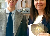 Mama z synem – Joanna i Olaf Pniewscy z Gniezna. Chłopak jest najmłodszym koordynatorem adoracji w Polsce. Ma dopiero 16 lat.