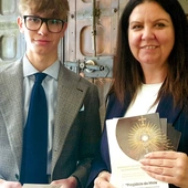 Mama z synem – Joanna i Olaf Pniewscy z Gniezna. Chłopak jest najmłodszym koordynatorem adoracji w Polsce. Ma dopiero 16 lat.