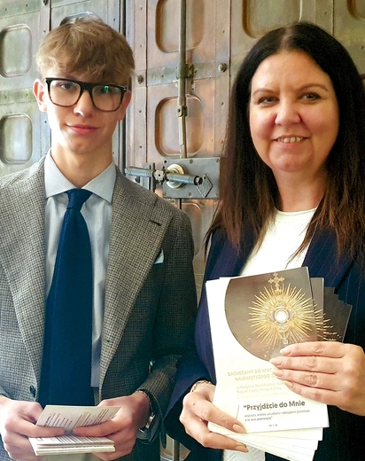 Mama z synem – Joanna i Olaf Pniewscy z Gniezna. Chłopak jest najmłodszym koordynatorem adoracji w Polsce. Ma dopiero 16 lat.