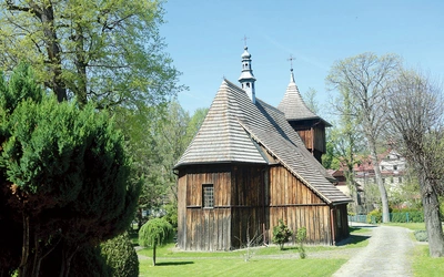 Modrzewiową świątynię, przywracaną do stanu świetności, ufundował Przecław Niewiarowski. 