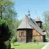 Modrzewiową świątynię, przywracaną do stanu świetności, ufundował Przecław Niewiarowski. 