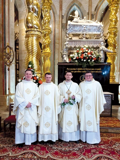 Ks. Stala (drugi od prawej) wraz z kolegami kursowymi  po otrzymaniu krzyża misyjnego w katedrze gnieźnieńskiej. 