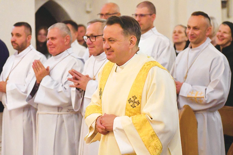 Nauczanie religii w szkole to nie tylko moja praca zawodowa, ale też życiowa pasja, która daje dużo radości. Jeśli w tym, co robisz, dajesz swoje serce, to otrzymujesz stokroć więcej – podkreśla nowy diakon stały. Zawodowo jest od 26 lat katechetą, a prywatnie, od 28 lat, jest żonaty. Ma trójkę dzieci.