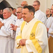 Nauczanie religii w szkole to nie tylko moja praca zawodowa, ale też życiowa pasja, która daje dużo radości. Jeśli w tym, co robisz, dajesz swoje serce, to otrzymujesz stokroć więcej – podkreśla nowy diakon stały. Zawodowo jest od 26 lat katechetą, a prywatnie, od 28 lat, jest żonaty. Ma trójkę dzieci.