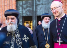 Zwierzchnik Koptyjskiego Kościoła Ortodoksyjnego zwiedził podziemia świątyni z grobowcami wybitnych Polaków. 