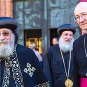 Zwierzchnik Koptyjskiego Kościoła Ortodoksyjnego zwiedził podziemia świątyni z grobowcami wybitnych Polaków. 