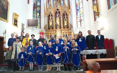 Dzieci z parafialnej scholi Wniebowzięci z abp. Mieczysławem Mokrzyckim w Niedzielę Miłosierdzia Bożego. Mali artyści zaprezentowali program poświęcony św. Janowi Pawłowi II.