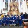 Dzieci z parafialnej scholi Wniebowzięci z abp. Mieczysławem Mokrzyckim w Niedzielę Miłosierdzia Bożego. Mali artyści zaprezentowali program poświęcony św. Janowi Pawłowi II.