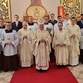 Bp Marek Solarczyk wręczył książeczki członkowskie alumnom, którzy dołączyli do Kleryckiego Koła Dzieła Biblijnego i nagrody finalistom etapu seminaryjnego Ogólnopolskiego Konkursu Biblijnego.