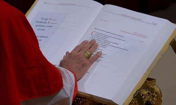 Extra omnes. Rozpoczęło się konklawe