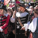 Festiwal to okazja, by zobaczyć stroje z różnych epok, od starożytności do współczesności.