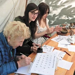 Nauka kaligrafii i run to jedne z warsztatów przygotowanych dla gości. 