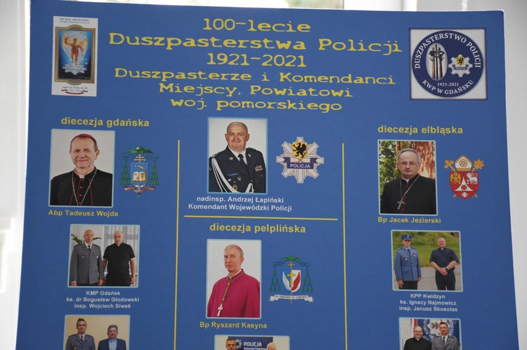 Wystawa fotograficzna o działalności duszpasterstwa policji