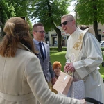 Nowi diakoni AD 2025 z najbliższymi przed konkatedrą w Żywcu