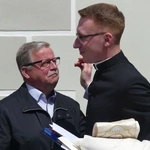 Nowi diakoni AD 2025 z najbliższymi przed konkatedrą w Żywcu