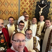 Nowi diakoni z ks. rektorem Jackiem Moskalem i ojcem duchownym ks. Bogusławem Kastelikiem.