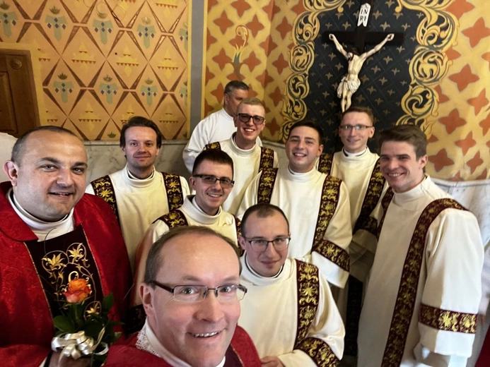 Nowi diakoni z ks. rektorem Jackiem Moskalem i ojcem duchownym ks. Bogusławem Kastelikiem.