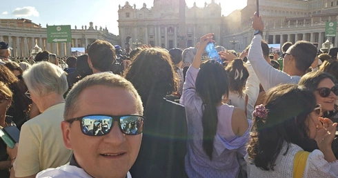 Zanim wybuchła euforia, na Placu św. Piotra przez moment zapanowała konsternacja
