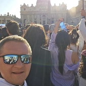 Zanim wybuchła euforia, na Placu św. Piotra przez moment zapanowała konsternacja