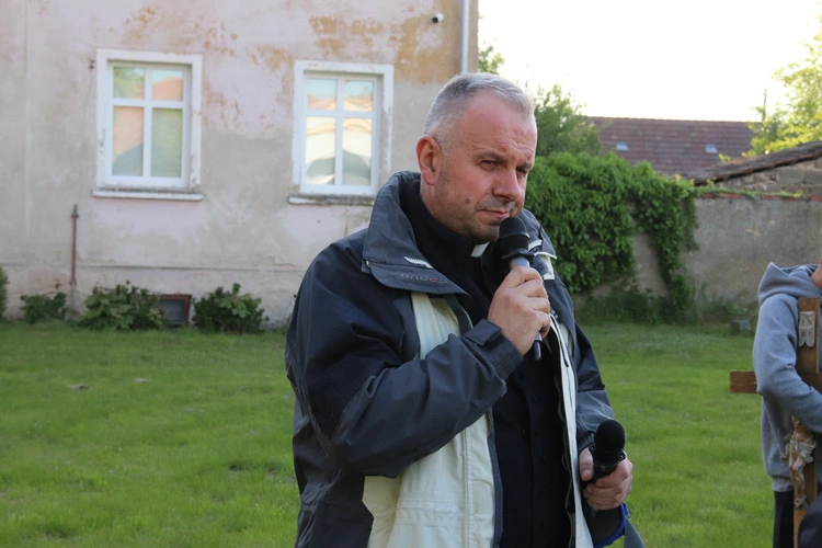 I Nocna Pielgrzymka Śladami Kapliczek w parafii w Powidzku