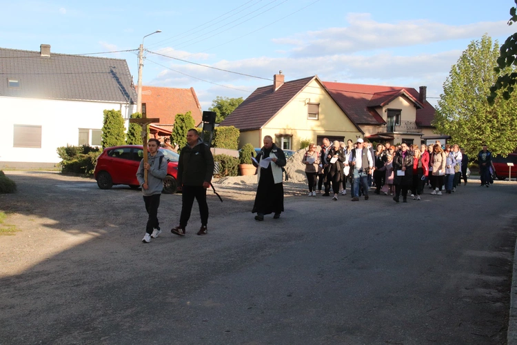 I Nocna Pielgrzymka Śladami Kapliczek w parafii w Powidzku