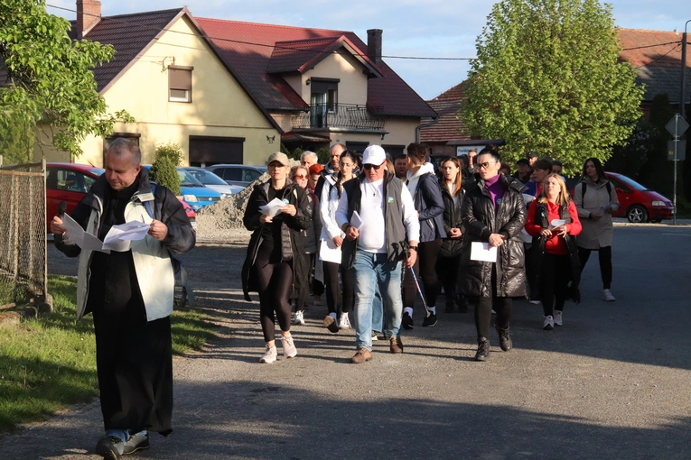 I Nocna Pielgrzymka Śladami Kapliczek w parafii w Powidzku