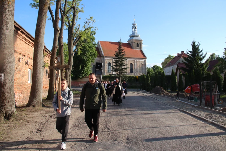 I Nocna Pielgrzymka Śladami Kapliczek w parafii w Powidzku