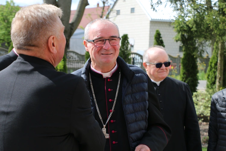 Stara Wrona. Msza św. i poświęcenie figury Matki Bożej z Zakładzie Opiekuńczo-Leczniczym