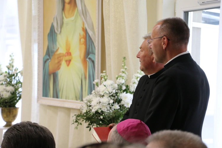 Stara Wrona. Msza św. i poświęcenie figury Matki Bożej z Zakładzie Opiekuńczo-Leczniczym