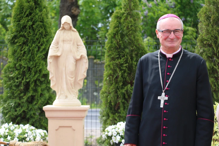 Stara Wrona. Msza św. i poświęcenie figury Matki Bożej z Zakładzie Opiekuńczo-Leczniczym
