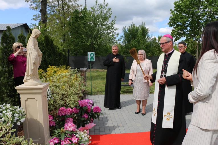 Stara Wrona. Msza św. i poświęcenie figury Matki Bożej z Zakładzie Opiekuńczo-Leczniczym